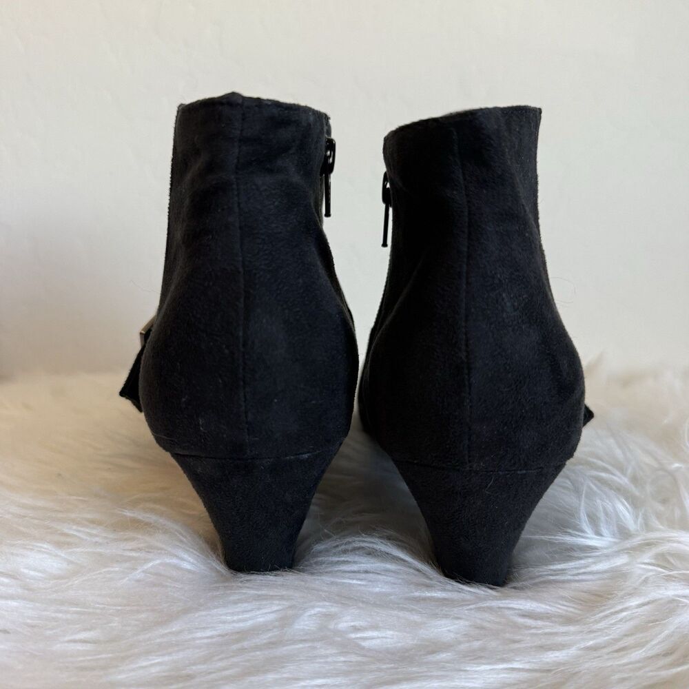 Comfort Plus By Predictions Faux Suede Black Buckle Heeled Ankle Bootie Witchy - Picture 3 of 9
